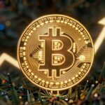Биткоин символ на фоне праздничных огней