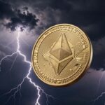 Падающая монета Ethereum на фоне грозовых облаков.